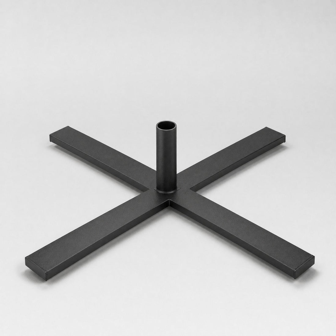 Base en croix en acier noir pour un mât de beachflag