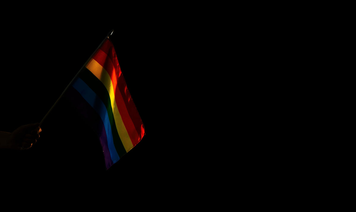 Drapeau de façade dans le vent — durée de vie et entretien des drapeaux d'extérieur