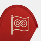 Gros plan sur le haut arrondi du beach flag Drop, avec le logo net sur du polyester tissé